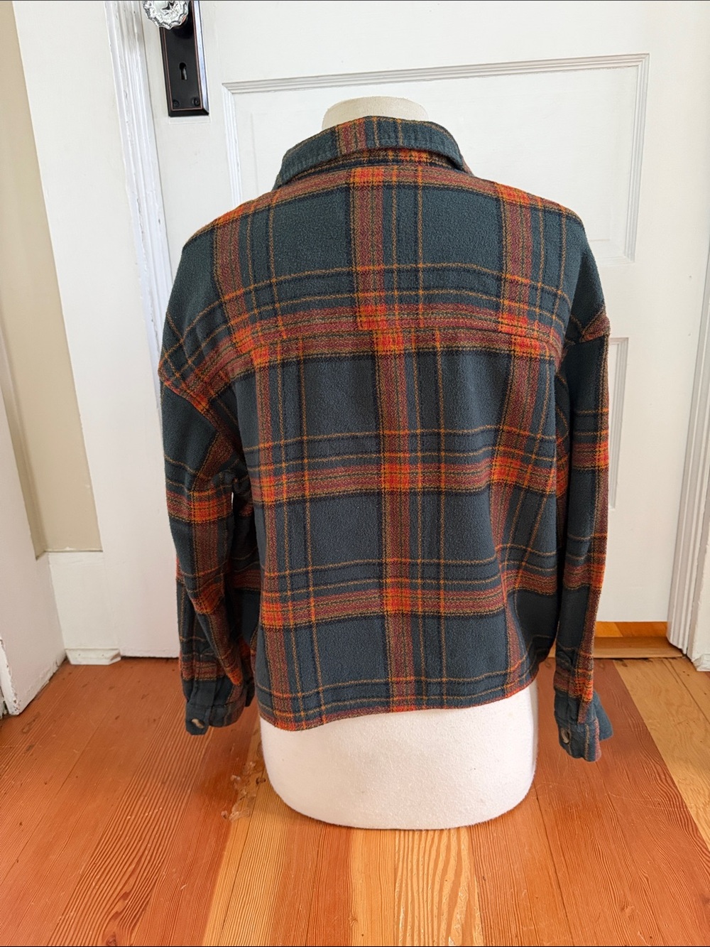 American Eagle Cropped Boxy Plaid Long Sleeve Button Down Shirt Large - Picture 5 of 7